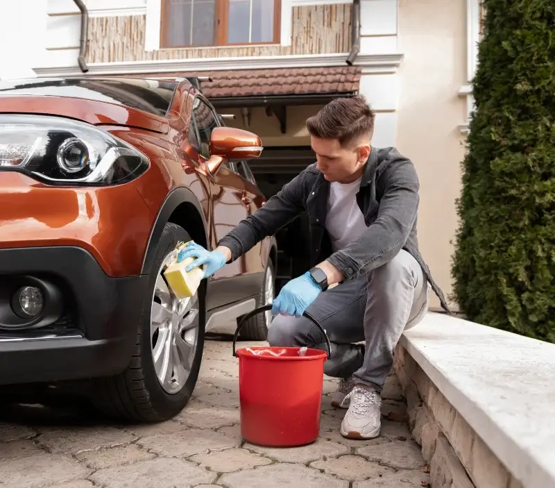 Lavage auto à domicile Saint-Dézéry : professionnel intervenant sur un véhicule